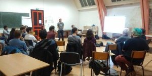 Des membres assistent à une réunion du collectif