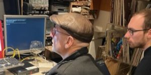 Deux membres installent le système d'exploitation d'un serveur