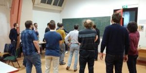 Des membres assistent à une réunion du collectif