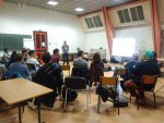 Des membres assistent à une réunion du collectif
